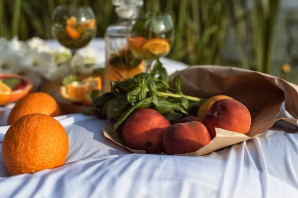 Şehir nehrinde yaz pikniği