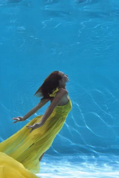 Suyun altında genç bir kızın fotoğrafı.