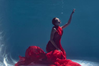 Suyun altında genç bir kızın fotoğrafı.