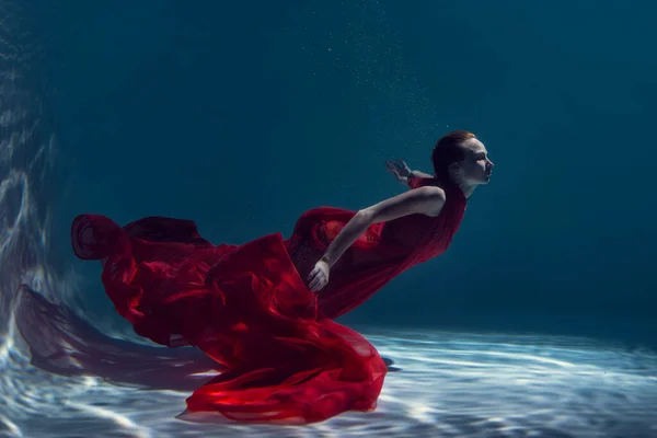 Suyun altında genç bir kızın fotoğrafı.