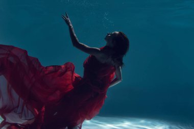 Suyun altında genç bir kızın fotoğrafı.