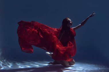 Suyun altında genç bir kızın fotoğrafı.