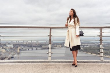 Bulutlu havada yaz yürüyüşü