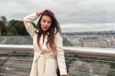 Bulutlu havada yaz yürüyüşü