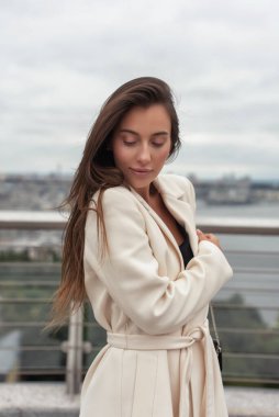 Bulutlu havada yaz yürüyüşü