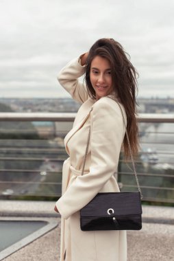 Bulutlu havada yaz yürüyüşü