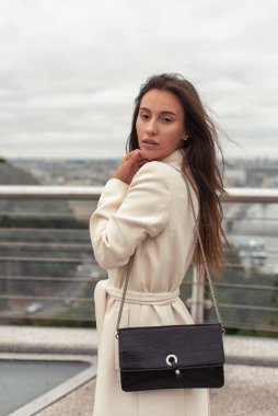 Bulutlu havada yaz yürüyüşü