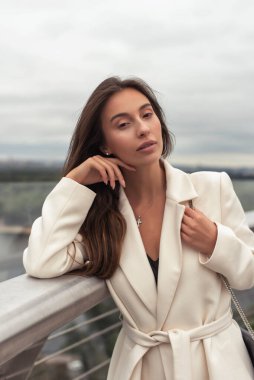 Bulutlu havada yaz yürüyüşü