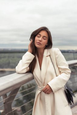 Bulutlu havada yaz yürüyüşü