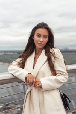 Bulutlu havada yaz yürüyüşü