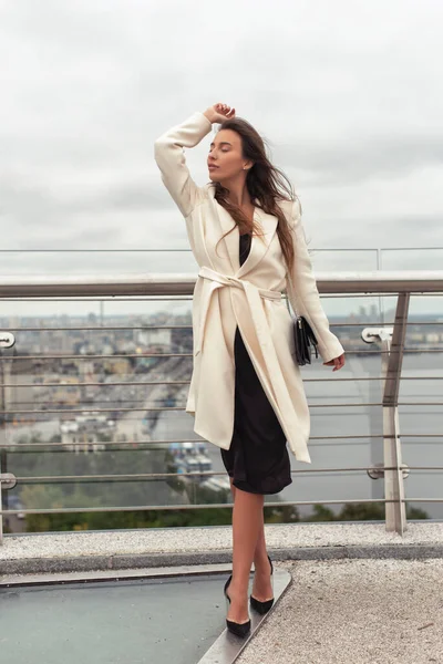 Bulutlu havada yaz yürüyüşü