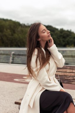 Bulutlu havada yaz yürüyüşü