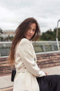 Bulutlu havada yaz yürüyüşü