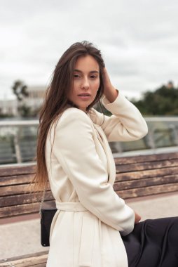 Bulutlu havada yaz yürüyüşü