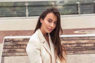 Bulutlu havada yaz yürüyüşü