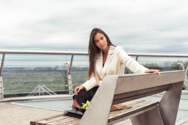 Bulutlu havada yaz yürüyüşü