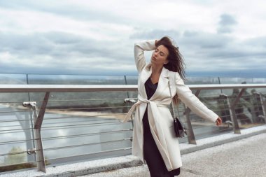 Bulutlu havada yaz yürüyüşü