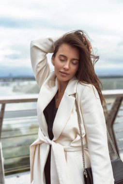 Bulutlu havada yaz yürüyüşü