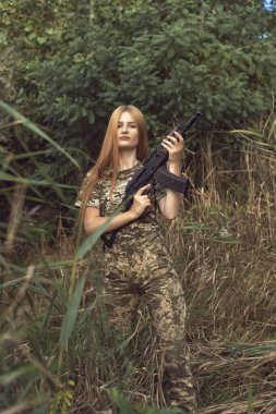 Askeri üniformalı genç sarışın.