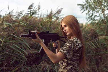 Askeri üniformalı genç sarışın.