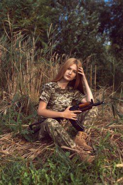 Askeri üniformalı genç sarışın.