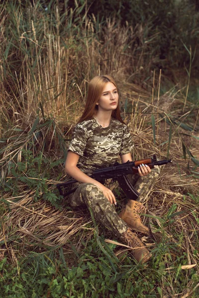 Joven Rubia Uniforme Militar —  Fotos de Stock