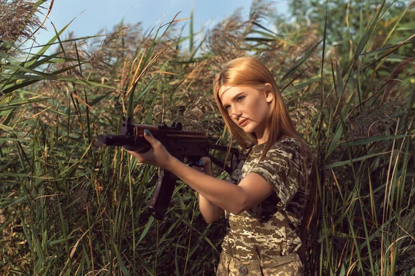 Joven Rubia Uniforme Militar —  Fotos de Stock