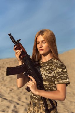 Askeri üniformalı genç sarışın.