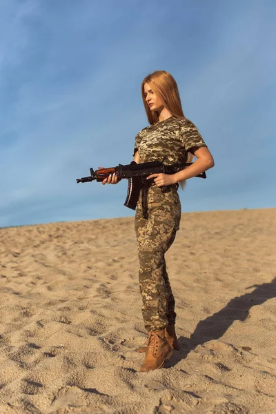 Joven Rubia Uniforme Militar —  Fotos de Stock