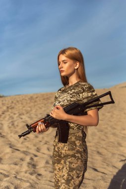 Askeri üniformalı genç sarışın.