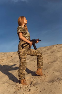 Askeri üniformalı genç sarışın.