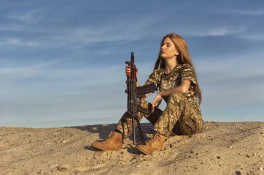 Askeri üniformalı genç sarışın.