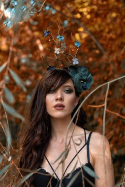 Sonbahar parkındaki peri masalı gibi bir kız.