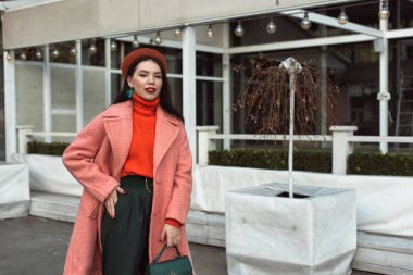 Genç bir esmer için kış fotoğraf çekimi