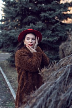 Genç bir esmer için kış fotoğraf çekimi