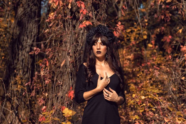 ハロウィンの休日に黒の花嫁 — ストック写真