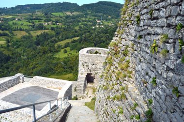 Gradina Srebrenik yakınındaki tarihi yıkık kalede Kalesi: Bosna ve Herzegovina.Panoramic görünümünde.....