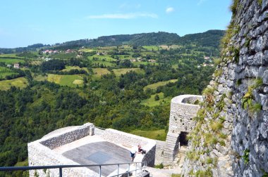 Gradina Srebrenik yakınındaki tarihi yıkık kalede Kalesi: Bosna ve Herzegovina.Panoramic görünümünde.....