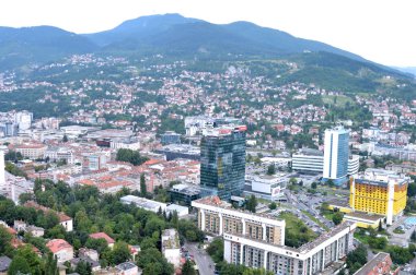 Avrupa Yaz altında Saraybosna Bosna ve Herzegovina.Panoramic görünümünde Avaz'ın kuleden Saraybosna üzerinde seyahat