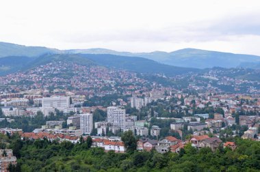 Avrupa Yaz altında Saraybosna Bosna ve Herzegovina.Panoramic görünümünde Avaz'ın kuleden Saraybosna üzerinde seyahat