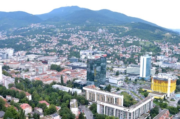 夏天到欧洲旅行 萨拉热窝在波斯尼亚和黑塞哥维那 Avaz 塔俯瞰萨拉热窝全景 — 图库照片