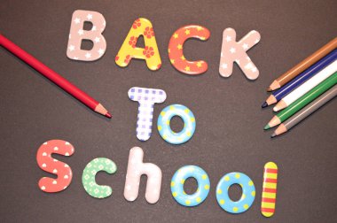 Okul 【colore pancil ve harfler arkaya resmi arka plan olarak