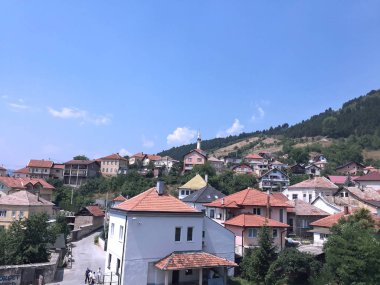 Travnik Bosna ve Hersek'teki eski kaleye yaz altında panoramik görünümü