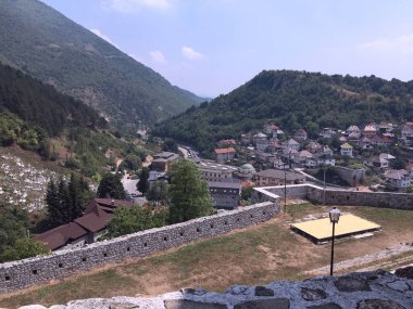 Travnik Bosna ve Hersek'teki eski kaleye yaz altında panoramik görünümü