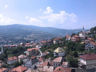 Travnik Bosna ve Hersek'teki eski kaleye yaz altında panoramik görünümü