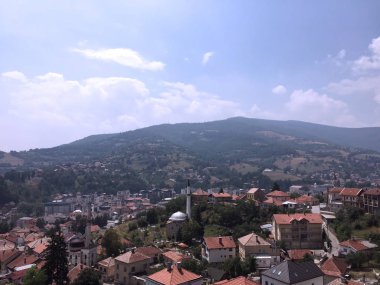 Travnik Bosna ve Hersek'teki eski kaleye yaz altında panoramik görünümü