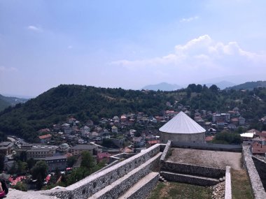 Travnik Bosna ve Hersek'teki eski kaleye yaz altında panoramik görünümü