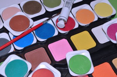 Okula dönüş. Arka plan olarak masada suluboyalar