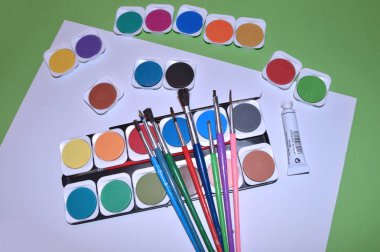 Okula dönüş. Arka plan olarak masada suluboyalar