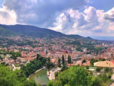 Bosna-Hersek 'in başkentinde yaz aylarında Saraybosna' nın panoramik manzarası